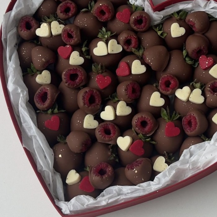 Клубника и малина в шоколаде стрела купидона